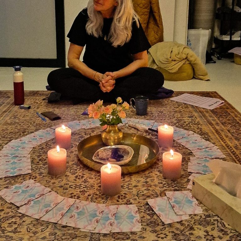 Volle maan ceremonie in Arnhem van eyuna Volle maan ceremonie in Arnhem met kaarsen, kristallen en meditatie, begeleid door een spiritueel ritueel.
